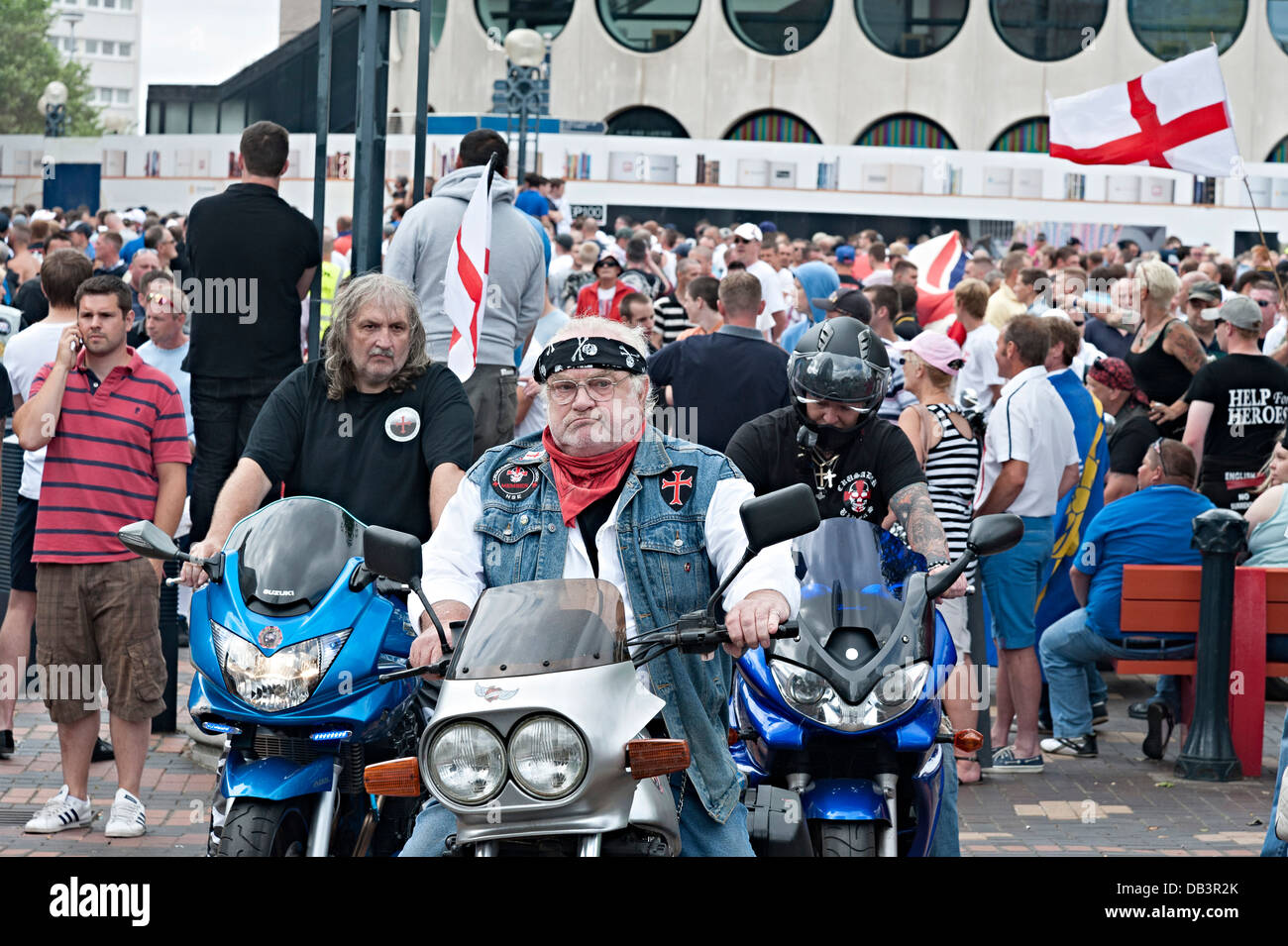 Protesta edl birmingham 20 luglio 2013 i membri di fuorilegge/crusader bike pista capitolo aiutando con sicurezza Foto Stock