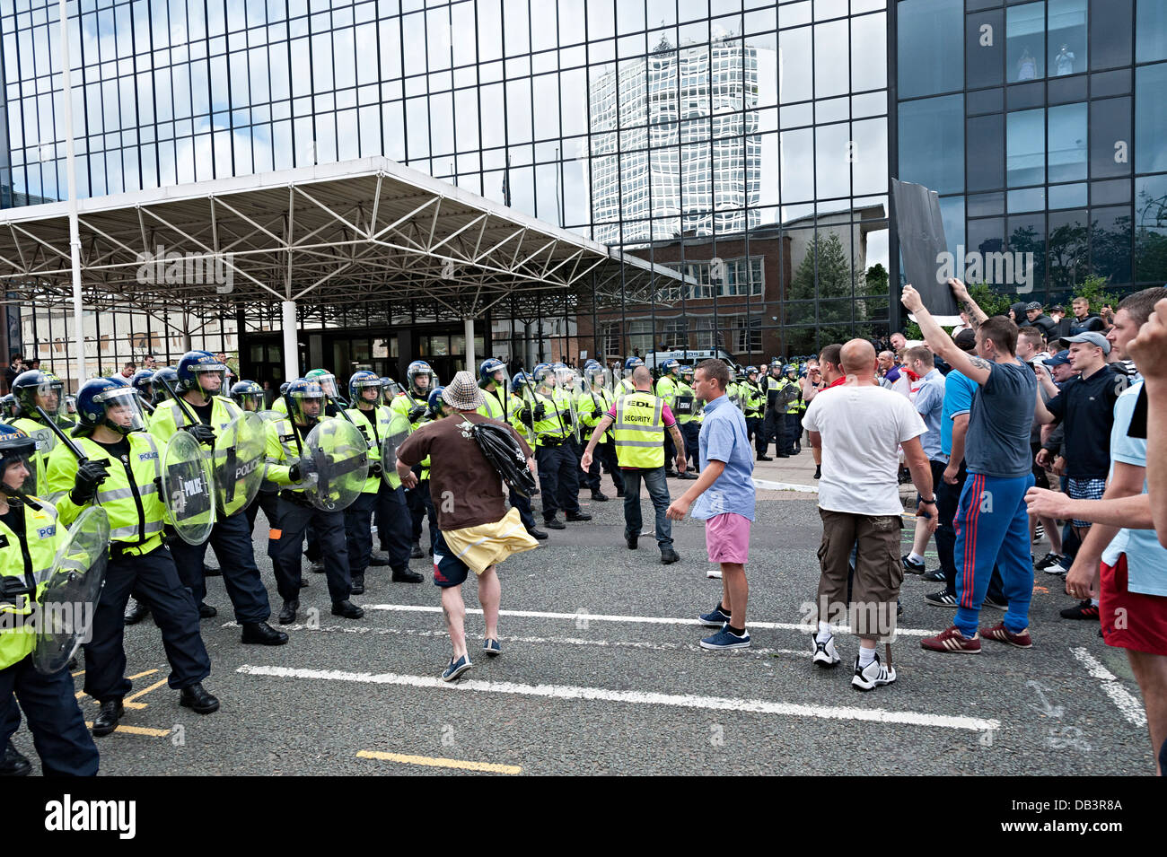 Difesa inglese league protesta edl birmingham 20 luglio 2013 edl affrontare la polizia antisommossa linee Foto Stock