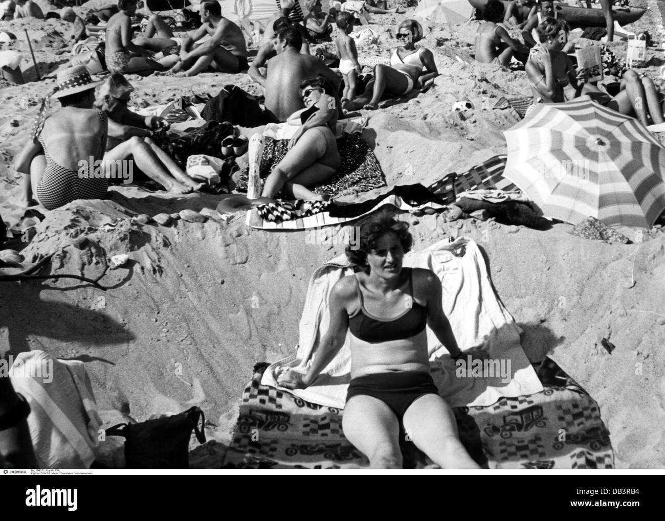 turismo, turisti, bagnanti che giacciono sulla spiaggia, Italia, anni 60, , diritti-aggiuntivi-clearences-non disponibile Foto Stock