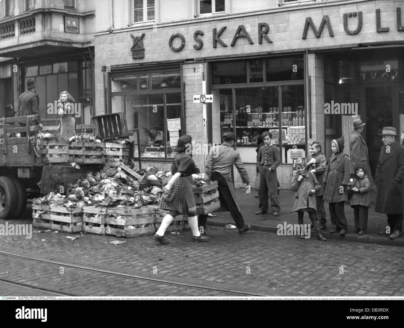 Eventi, era post-bellica, economia, carenza di cibo, scarico cavolo, Solingen, novembre 1946, diritti aggiuntivi-clearences-non disponibile Foto Stock