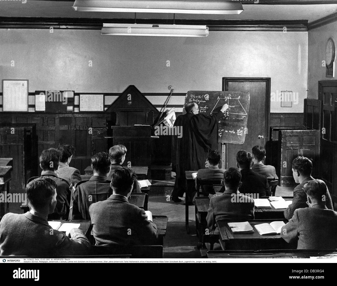 Istruzione, scuola, insegnante e studenti in classe durante una lezione, anni 50, diritti aggiuntivi-clearences-non disponibile Foto Stock