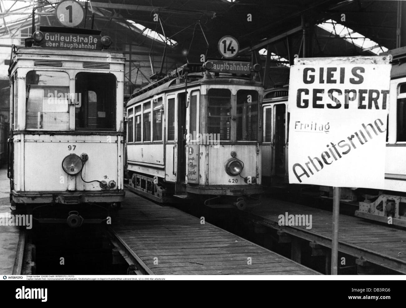Trasporti / trasporto, mezzi pubblici, tram, tram durante lo sciopero in deposito, Francoforte sul meno, Germania, 12.11.1948, 1940, 40, 20 ° secolo, storico, Arbeitsruhe, cartello, cartelli, segnaletica, cartelli, cartelli, cartelli, cartelli, cartelloni, linee, 1, 14, veicoli, veicoli, veicoli, strade, non disponibili, tram, strade, diritti aggiuntivi Foto Stock