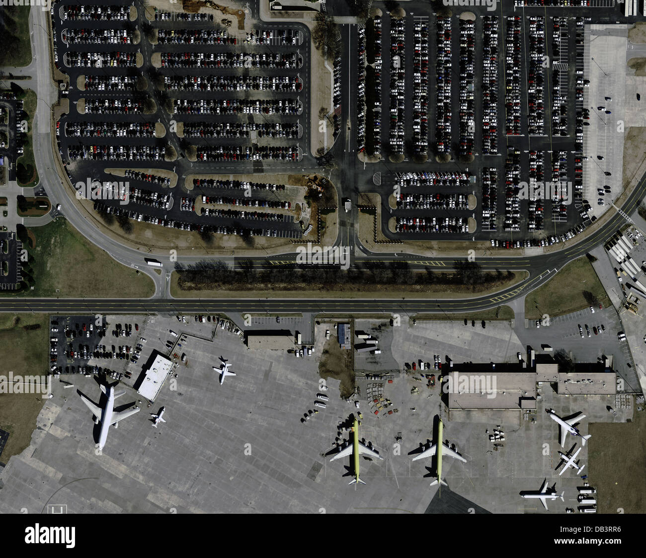fotografia aerea di un parcheggio completo dell'aeroporto Foto Stock