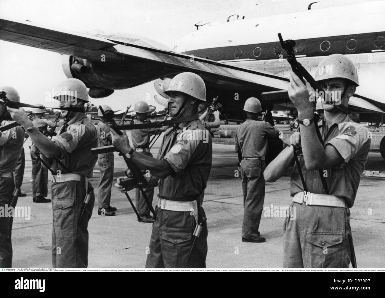 Politica, Nazioni Unite (ONU), forze di pace, assegnazione in Congo 1961 - 1964, soldati irlandesi all'aeroporto di Elizabethville, provincia di Katanga, 1961, guardia d'onore, Repubblica Democratica del Congo, Zaire, Blue Helmets, ONU, ONUC, militare, Irlanda, 20 ° secolo, storico, storico, popolo, anni 60, diritti aggiuntivi-clearences-non disponibili Foto Stock