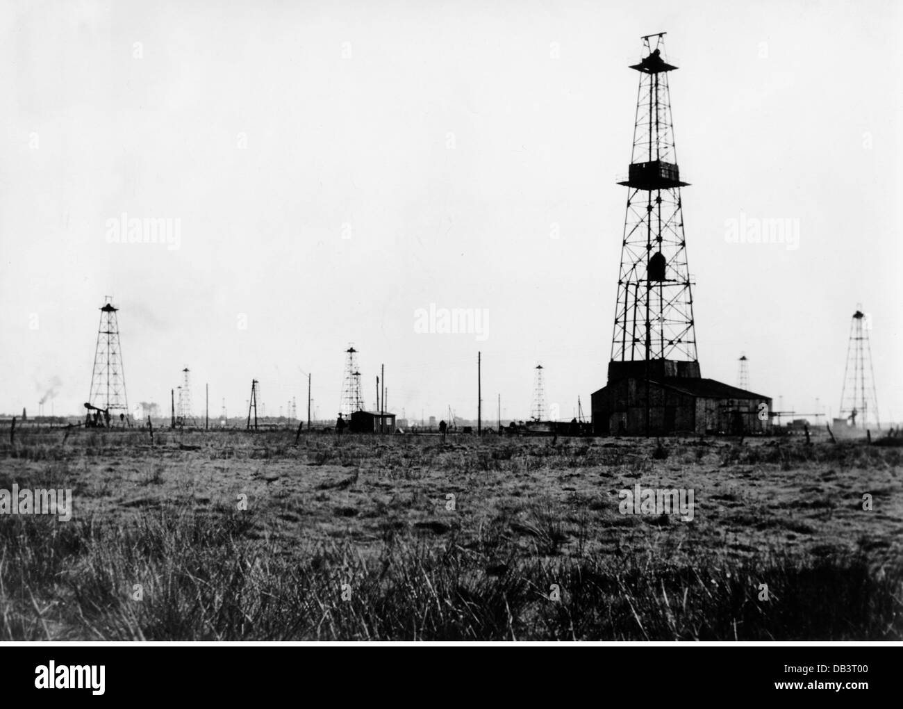 Energia, petrolio, derrrick di perforazione, Emsland, anni 50, diritti aggiuntivi-clearences-non disponibile Foto Stock