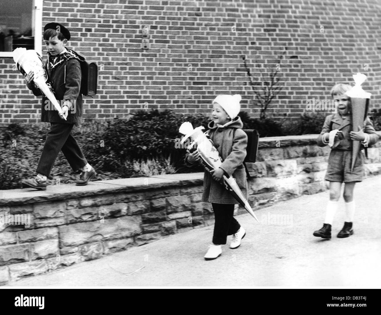 Istruzione, iscrizione scolastica, bambino appena che inizia la scuola, ragazzi e ragazze con schultuete, anni 70, , diritti aggiuntivi-clearences-non disponibile Foto Stock