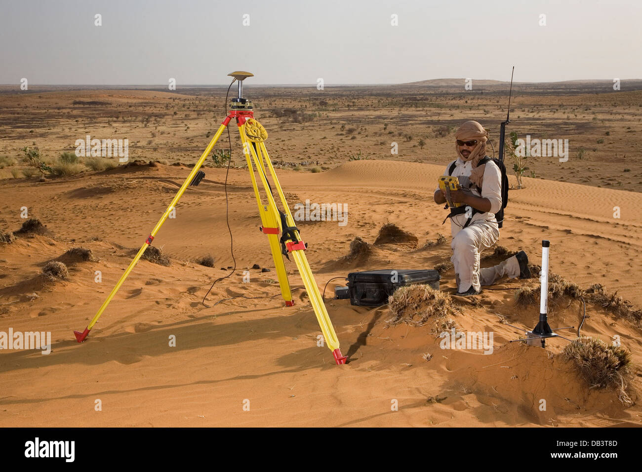 Maliano geologo fonte di memorizzazione della stazione di base di rover GPS unità di indagine, prima di sismica di esplorazione di petrolio STUDIO, NE Mali deserto Foto Stock