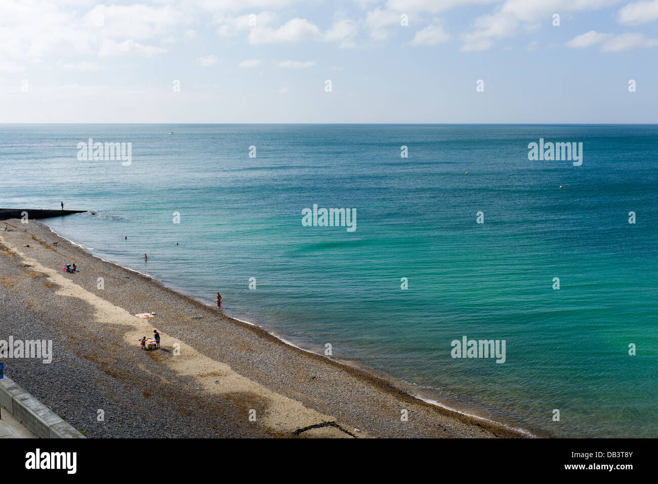 Le famiglie di nuoto dal vuoto spiaggia, mare azzurro e limpido, Brighton, Regno Unito Foto Stock