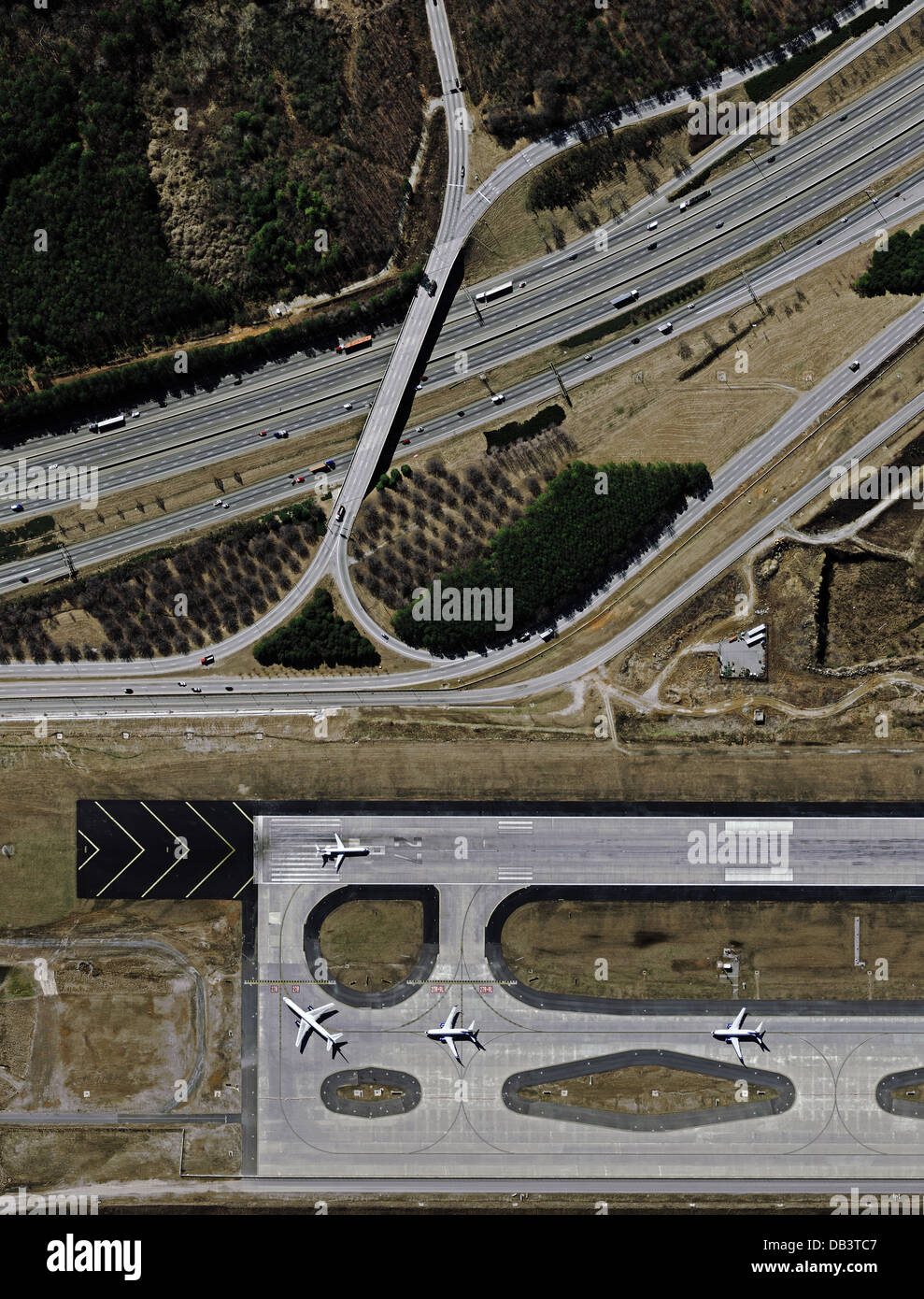 fotografia aerea di aerei che tassano per il decollo alla soglia della pista Foto Stock