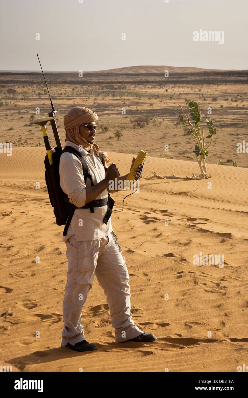 Maliano geologo fonte di memorizzazione della stazione di base di rover GPS unità di indagine, prima di sismica di esplorazione di petrolio in studio NE Mali Foto Stock