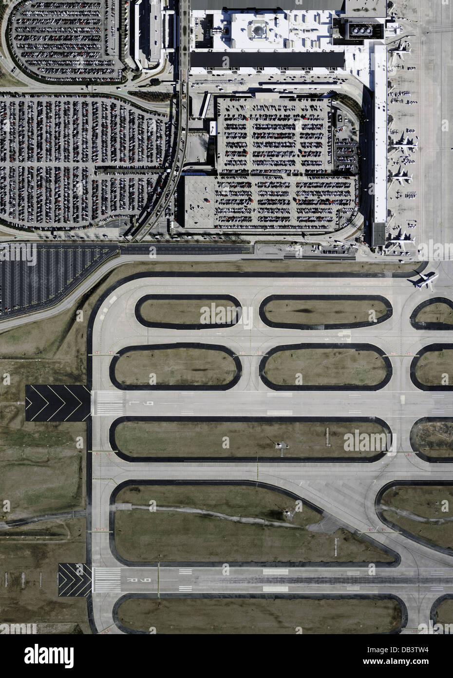 fotografia aerea un parcheggio completo dell'aeroporto vicino alle piste e. tassamazioni Foto Stock