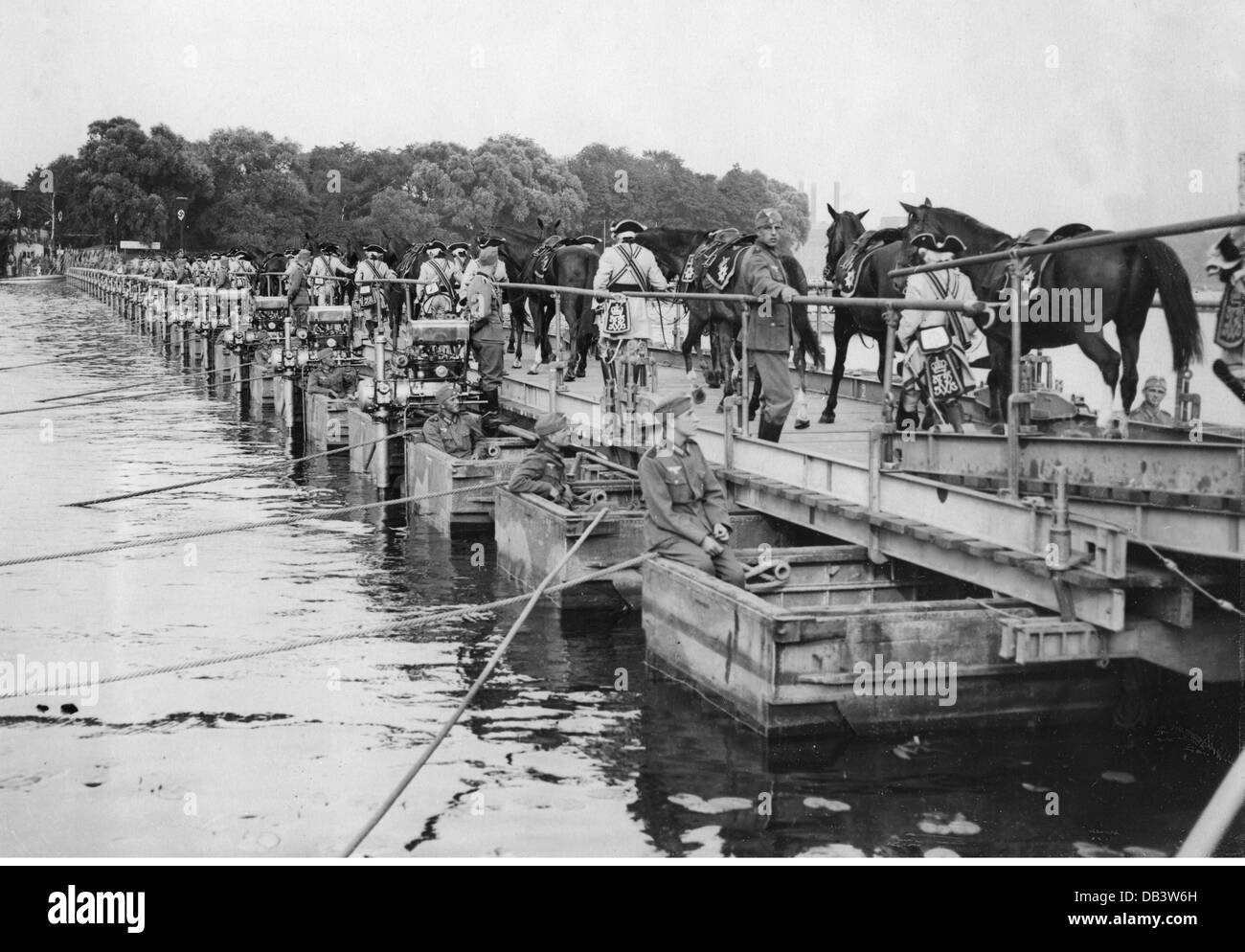 Geografia / viaggio, Germania, Berlino, festival, 700-Jahr-Feier 1937, soldati in uniforme dai tempi del 18 ° secolo, ponte ponte tra Treptow e Stralau, 16.8.1937, Wehrmacht, forze armate, militari, pionieri, ingegnere, pionieri, ingegneri, ponte dei pionieri, pontile, pontoni, anniversario di 700 anni Berlino, ponte anniverseries, ponte di Trétau, ponte di Tréro, Berlino-Trétau, ponte di Trétau, ponte di Trétau, ponte di Trétau, ponte di Trétau, ponte di Tréta Germania centrale, Germania, Europa centrale, Europa, anni trenta, anni trenta, XX secolo, storico, storico, persone, diritti aggiuntivi-clearences-non disponibile Foto Stock