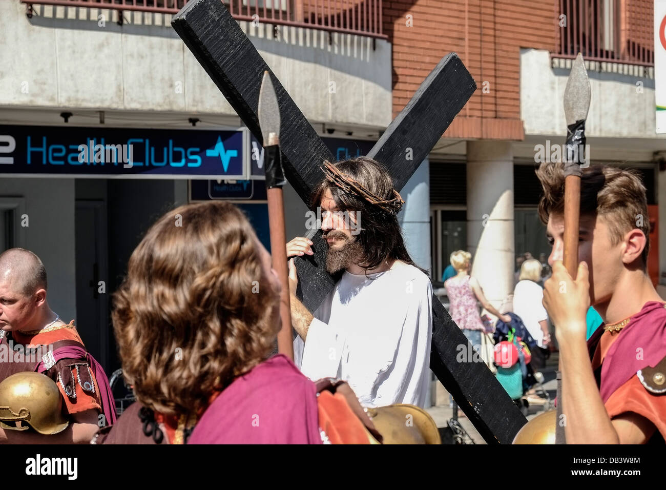 La processione in onore di Nostra Signora del Monte Carmelo rende il modo lungo Clerkenwell Rd a Londra. Foto Stock