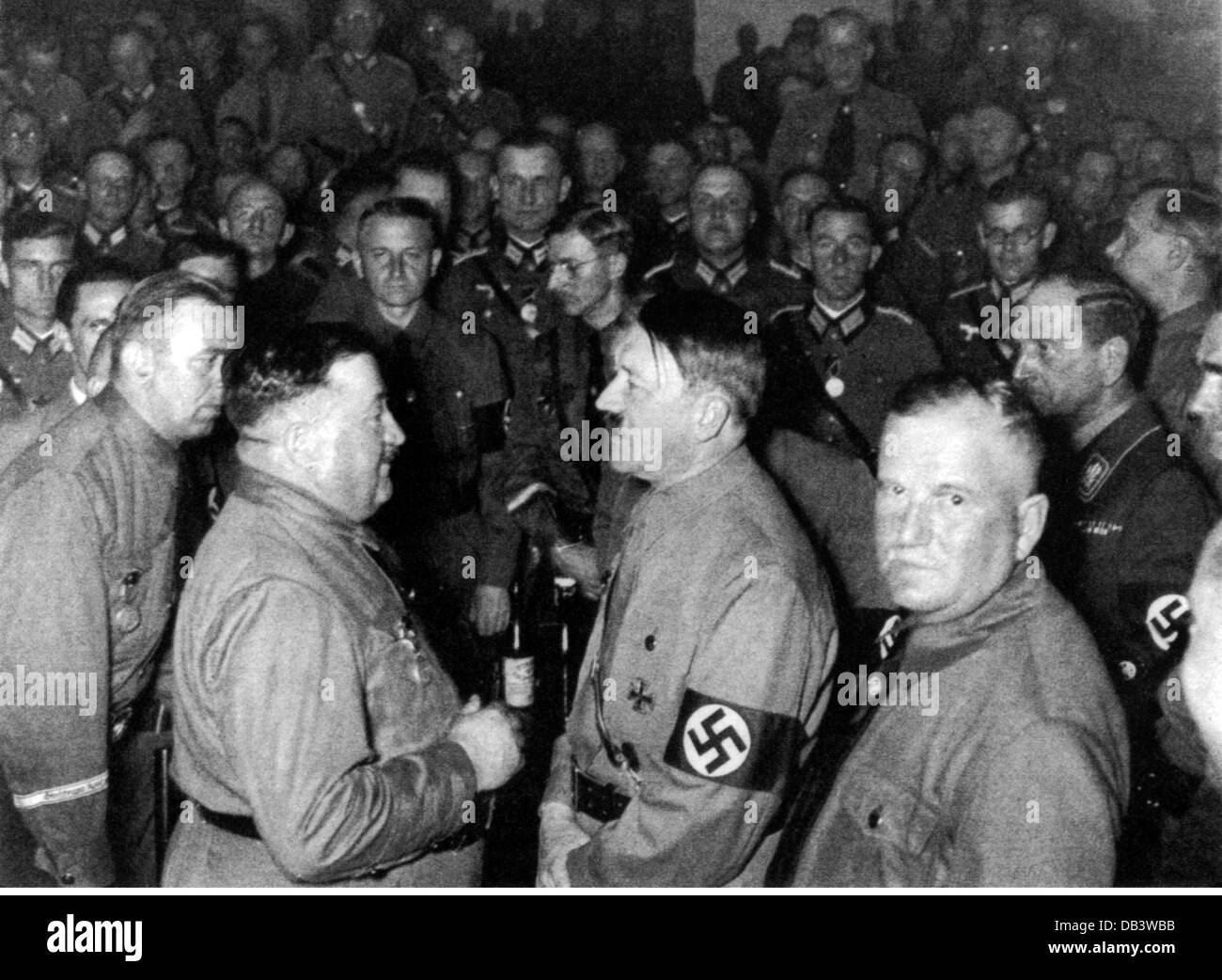 Hitler, Adolf, 20.4.1889 - 30.4.1945, politico tedesco (NSDAP), Cancelliere del Reich 30.1.1933 - 30.4.1945, durante la riunione dei 'vecchi Compagni' a Bürgerbräukeller, Monaco, 8.11.1936, reminiscenza al tentato putsch del 9.11.1923, Foto Stock