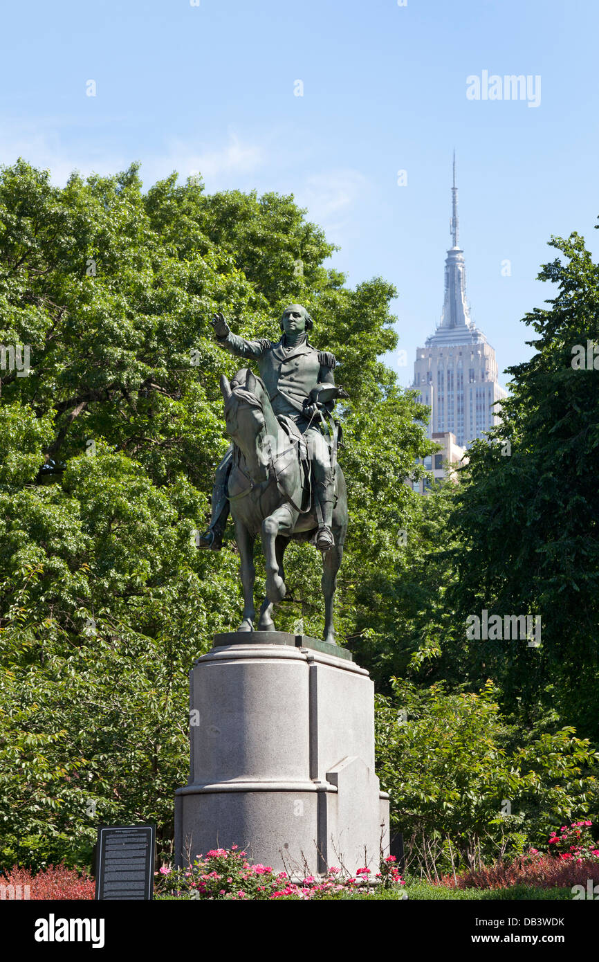 Statua di George Washington in Union Square Park con l'Empire State Buildingin sullo sfondo, New York City Foto Stock