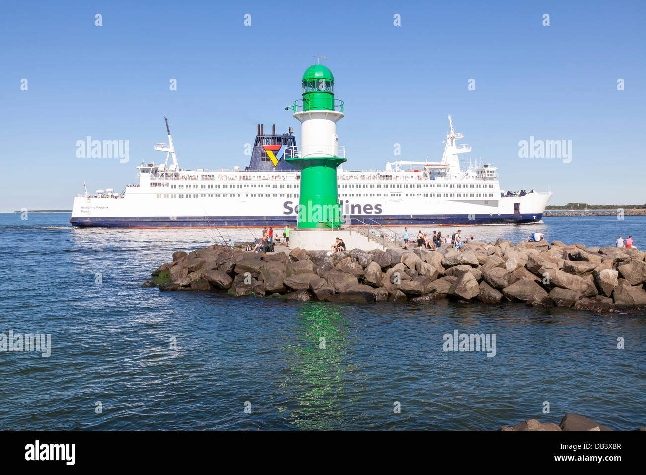 Fari con Scandlines ferry, Warnemuende, Mecklenburg Vorpommern, Germania Foto Stock