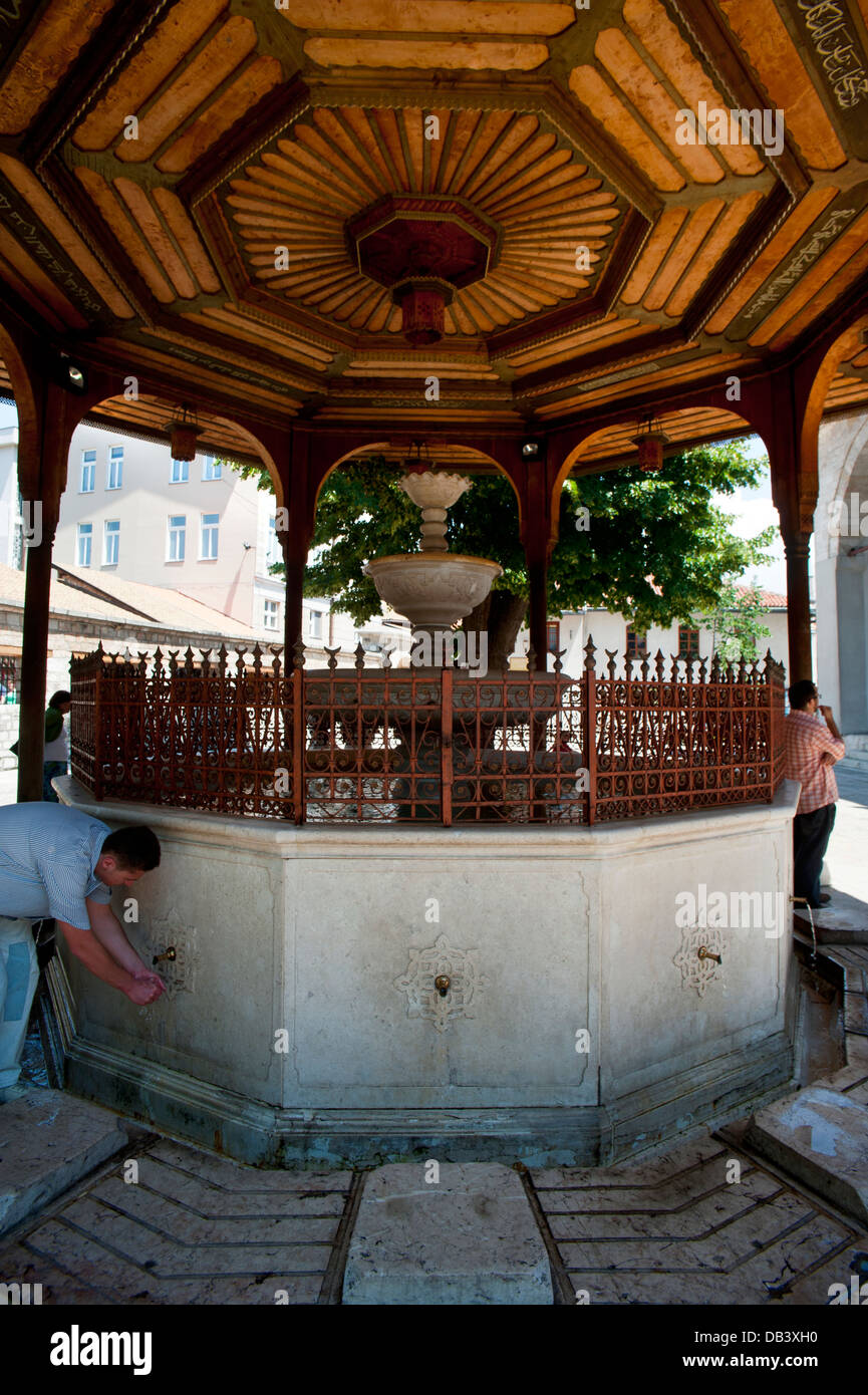 Fontana a Gazi Husrev- Bey moschea , costruito nel 1537 . Sarajevo. La Bosnia Erzegovina. Balcani .l'Europa. Foto Stock