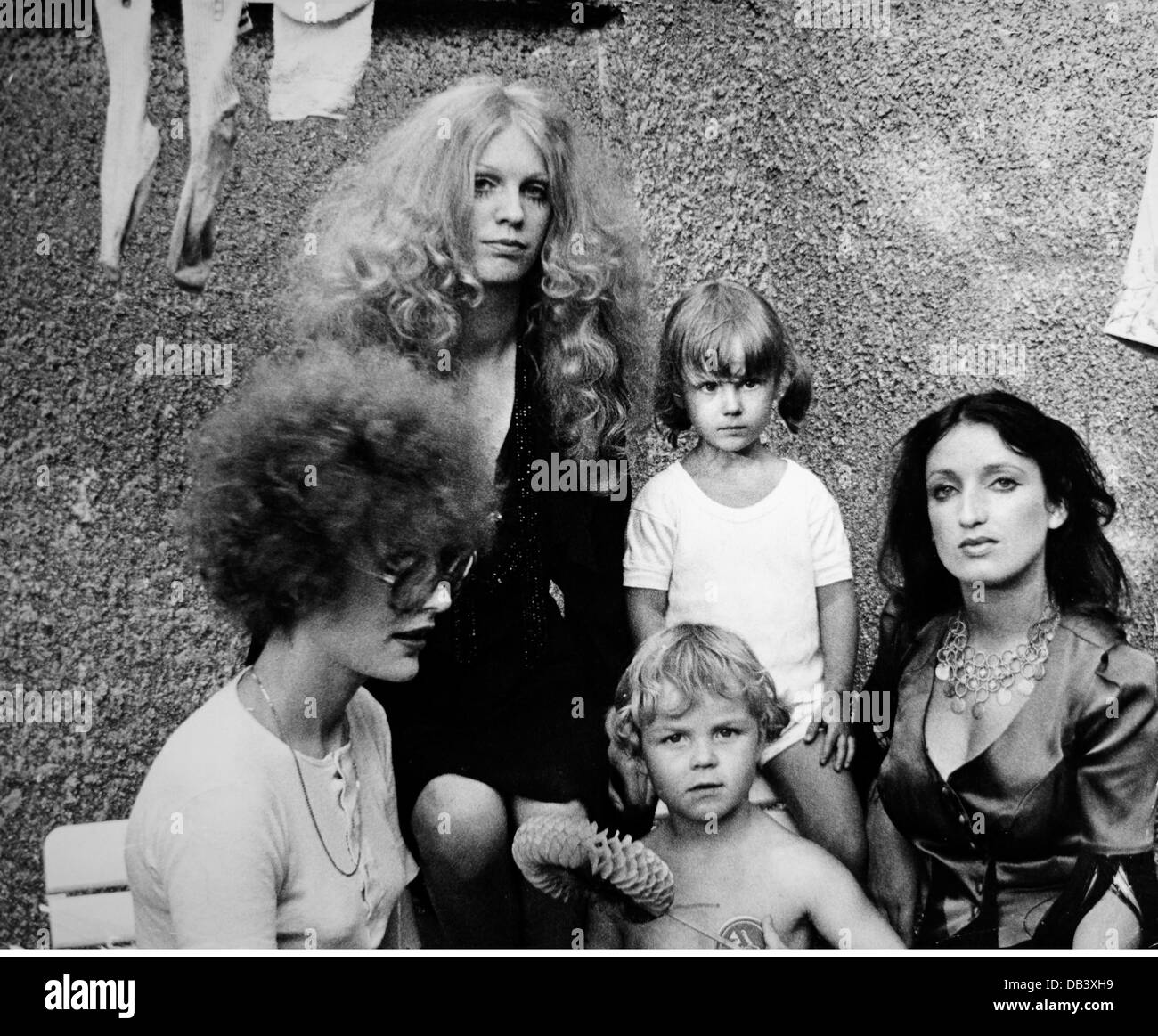 Persone, ippie, comune, madre single, da sinistra a destra: Adelheid Schuster-Hofer, Katrin Bold, Mona Winter con i suoi figli, Monaco, Germania, agosto 1969, Additional-Rights-Seyclearences-Not Available Foto Stock