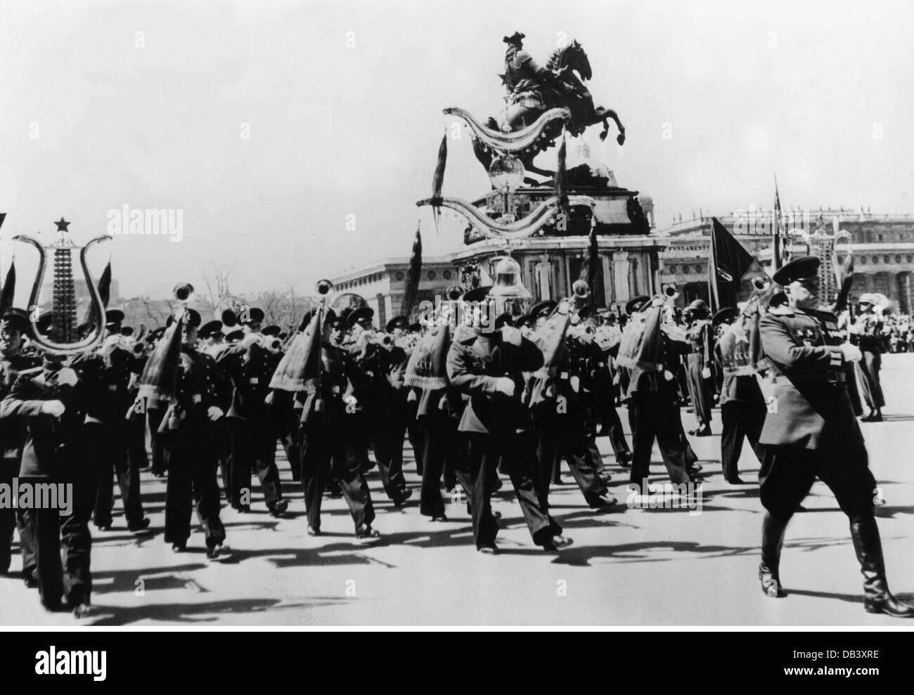 Periodo post-bellico, Austria, occupazione, cambio della guardia delle forze di occupazione al Palazzo di Hofburg, Vienna, banda militare sovietica, 30.4.1955, diritti aggiuntivi-clearences-non disponibile Foto Stock