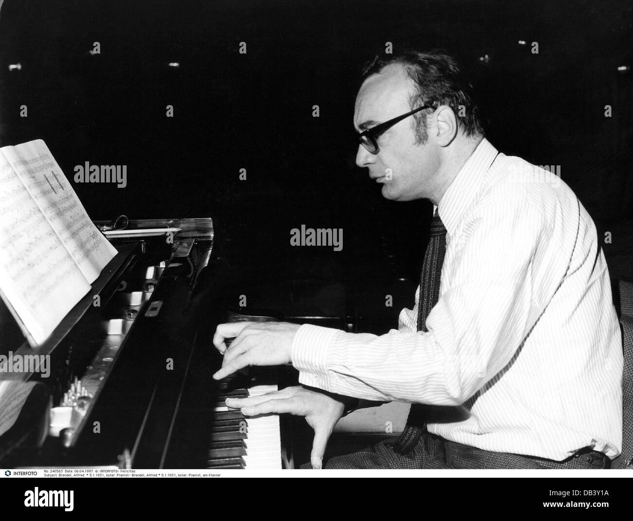 Brendel, Alfred, * 5.1.1931, pianista austriaco di mezza lunghezza, al pianoforte, circa 1950s, Foto Stock