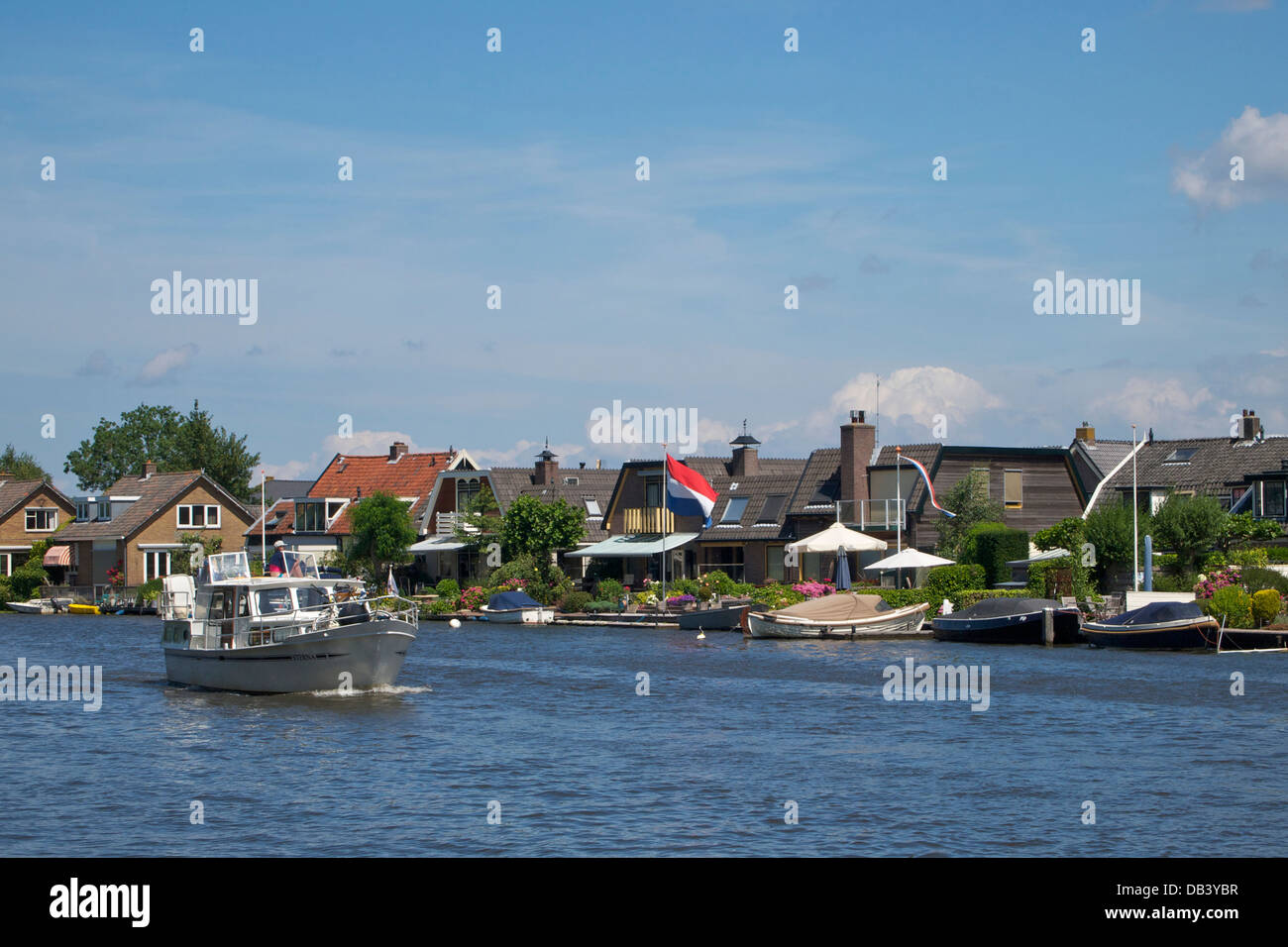 Scena di fiume in LOENEN AAN DE VECHT, Utrecht, Paesi Bassi, con yacht della vela sul fiume Vecht Foto Stock