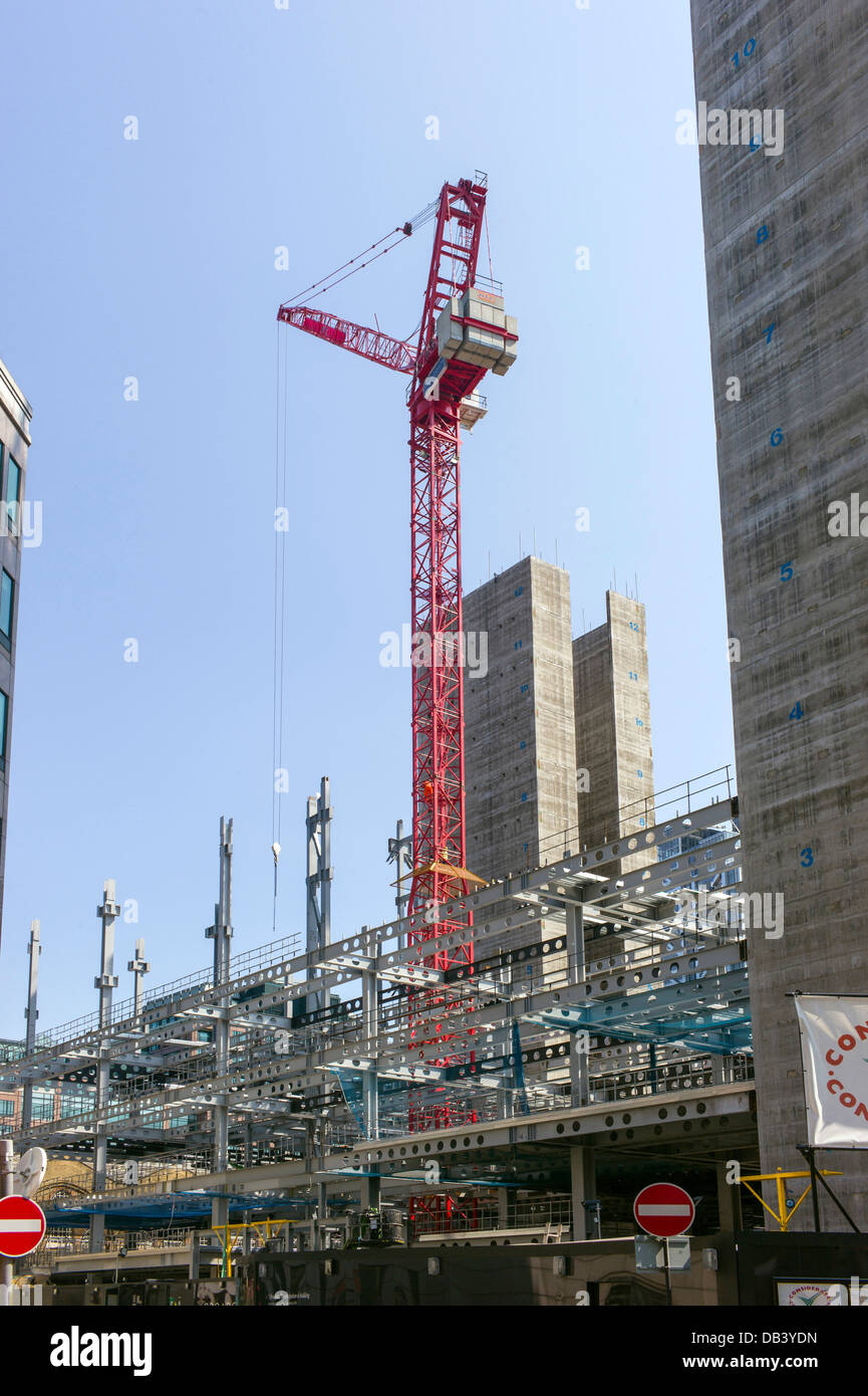 Nuovo edificio alto la costruzione del cielo della città, grandi strutture in vetro e acciaio in aumento nell'aria. Foto Stock