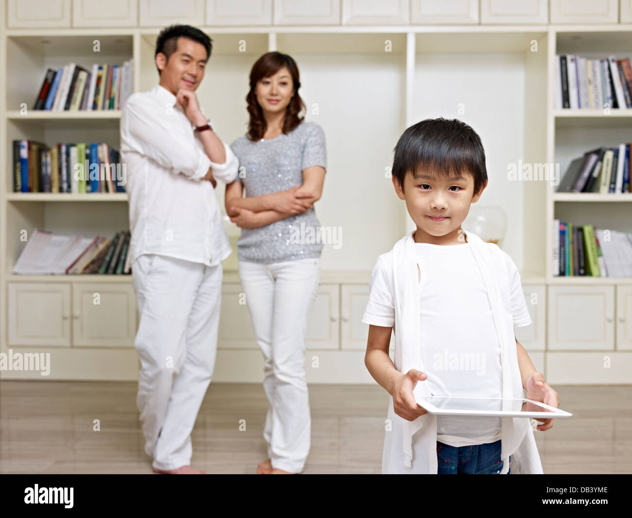 Ragazzo asiatico e orgogliosi genitori Foto Stock