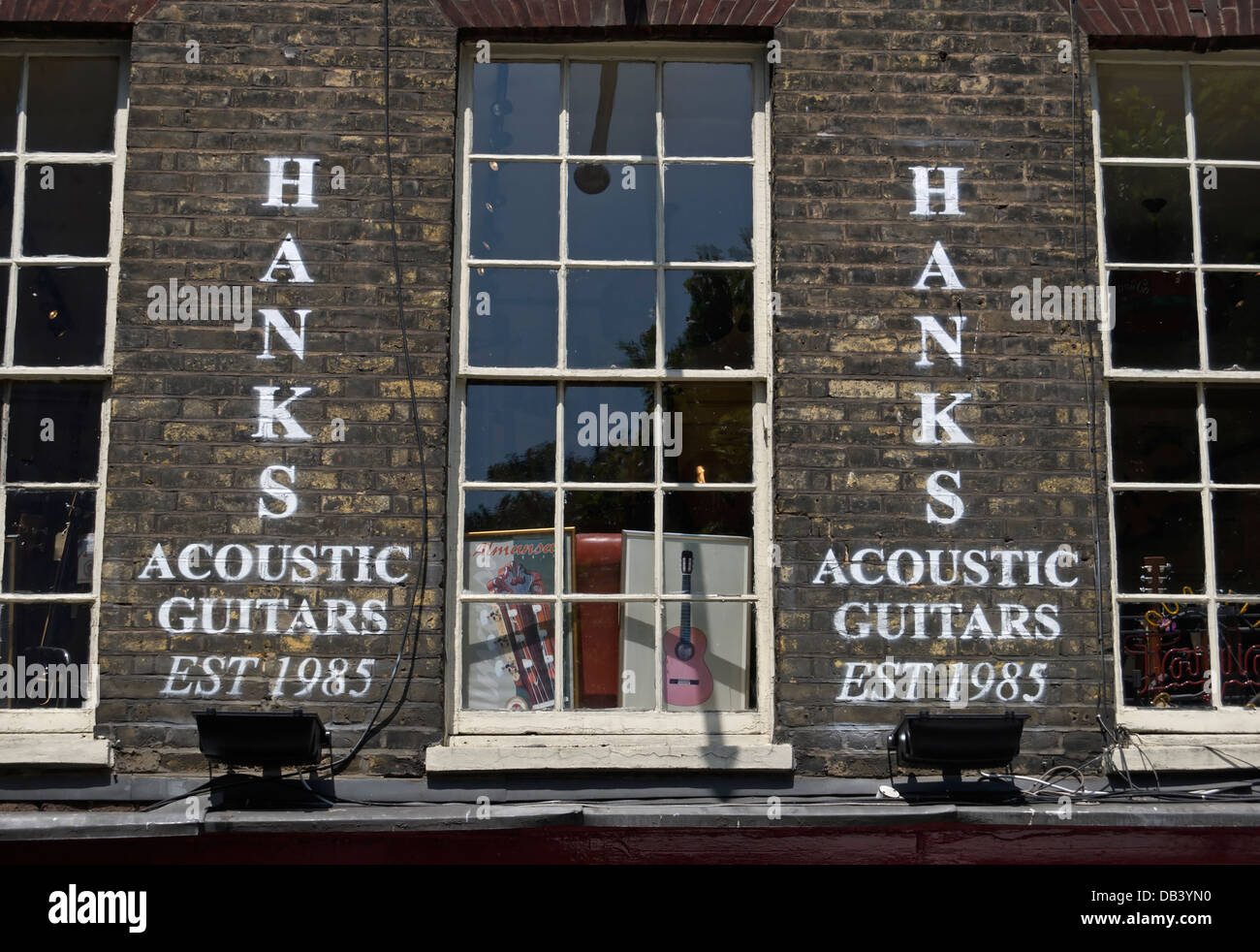 Esterno di hank negozio di chitarra, specializzato in chitarre acustiche, Denmark Street a Londra, Inghilterra Foto Stock