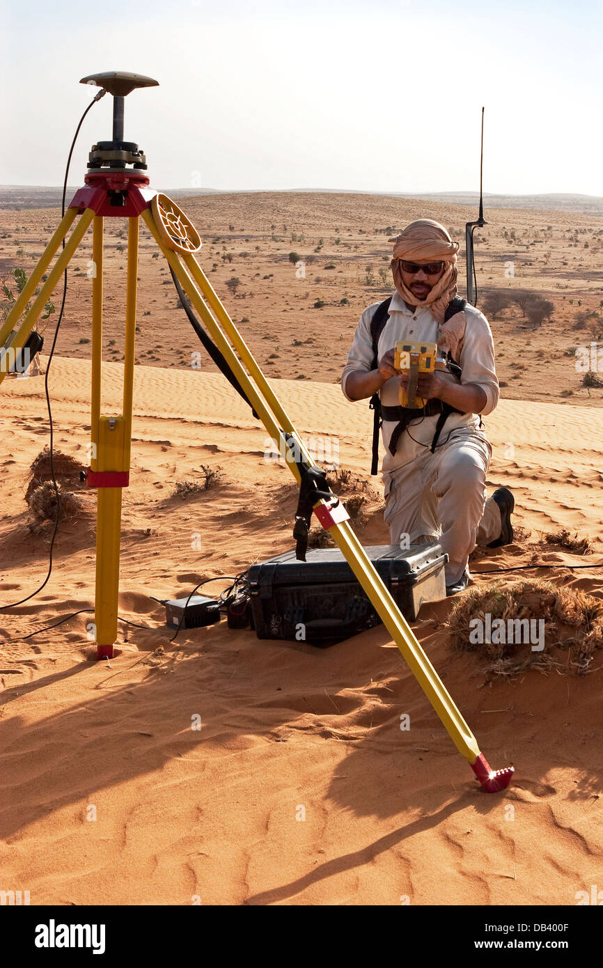 Maliano geologo fonte di memorizzazione della stazione di base di rover GPS unità di indagine, prima di sismica di esplorazione di petrolio studio NE Mali deserto Foto Stock
