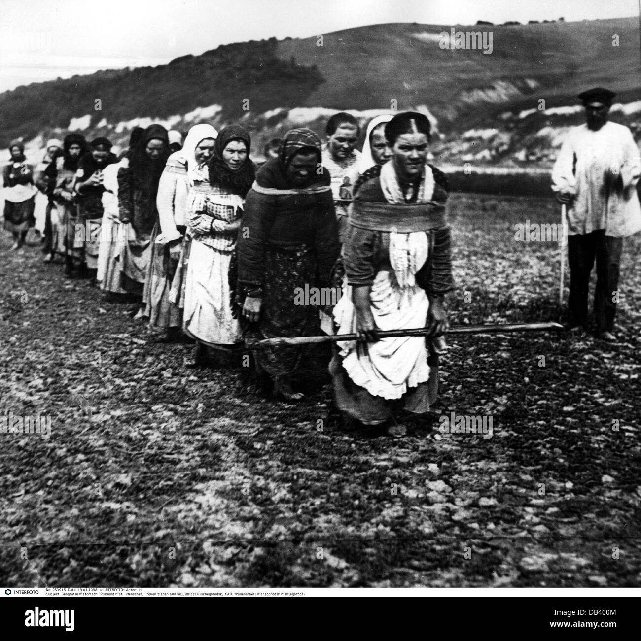 Geografia / viaggio, Russia, persone, donne che trasportano un galleggiante, oblast Nizhny Novgorod, 1910, diritti aggiuntivi-clearences-non disponibile Foto Stock