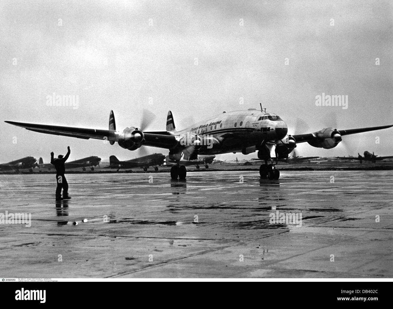 Trasporto / trasporto, aviazione, aerei passeggeri, Lockheed L-649 'Constellation', TWA Airways, atterraggio dopo volo record, controllo del traffico aereo, aeroporto di Orly, Parigi, Francia, 4.12.1945, diritti aggiuntivi-clearences-non disponibile Foto Stock