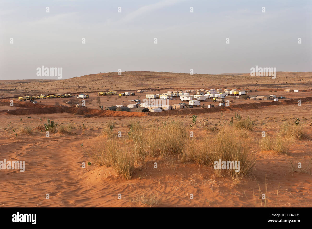 Geo sismica fisico di esplorazione petrolifera campeggio nel deserto del Sahara. NE Mali, Africa occidentale Foto Stock