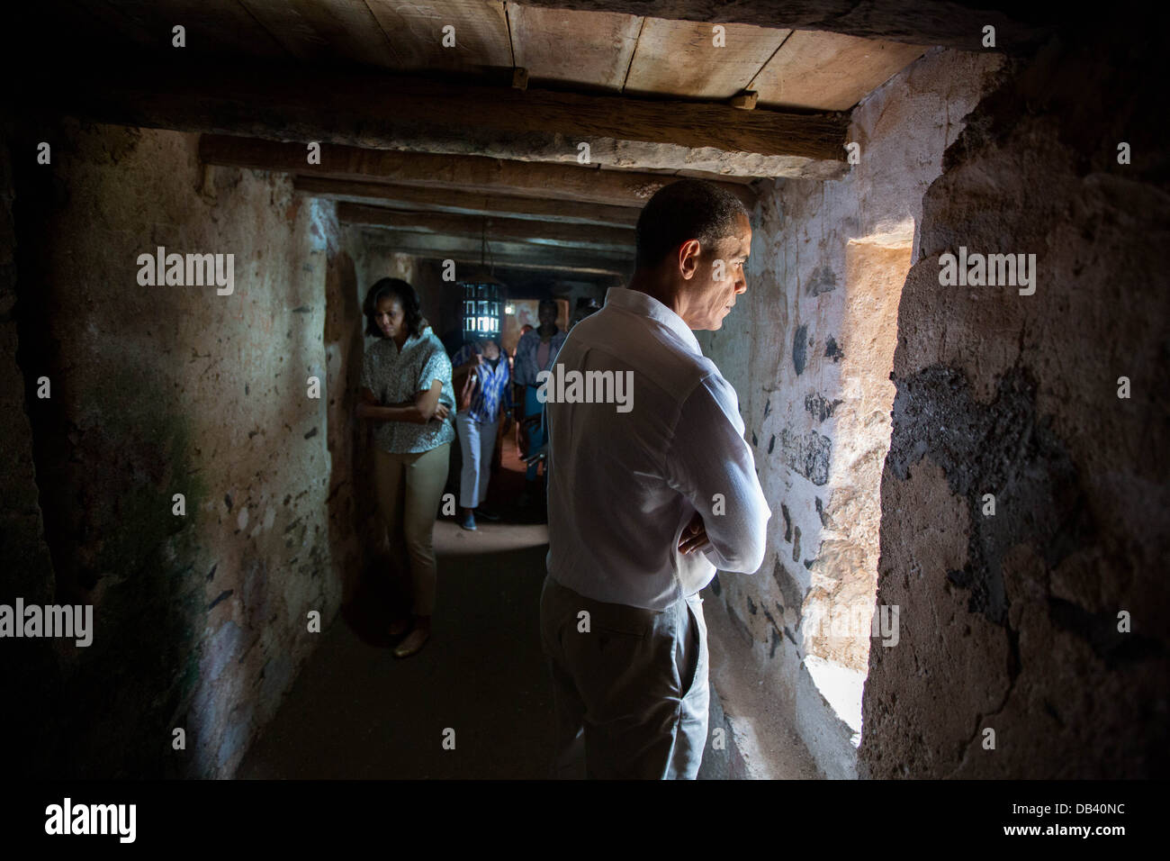 Il presidente Barack Obama si affaccia una finestra di cella come lui e la First Lady Michelle Obama tour la Maison des Esclaves Museo su Gorée Foto Stock