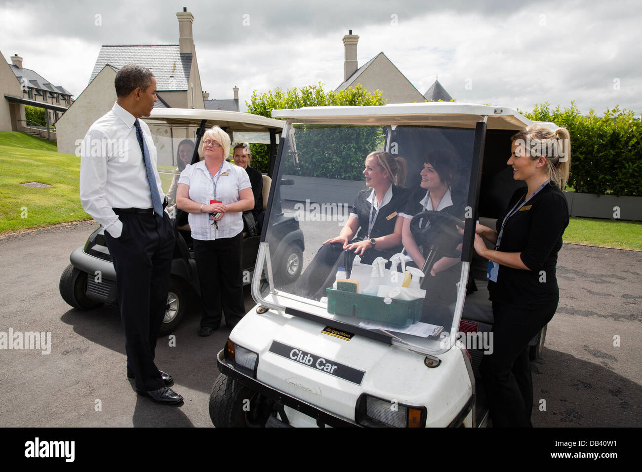 Il presidente Barack Obama ha colloqui con il personale delle pulizie al di fuori di un lodge at the Lough Erne Resort durante il Vertice del G8 a Enniskillen, Irlanda del Nord, 17 giugno 2013. Foto Stock