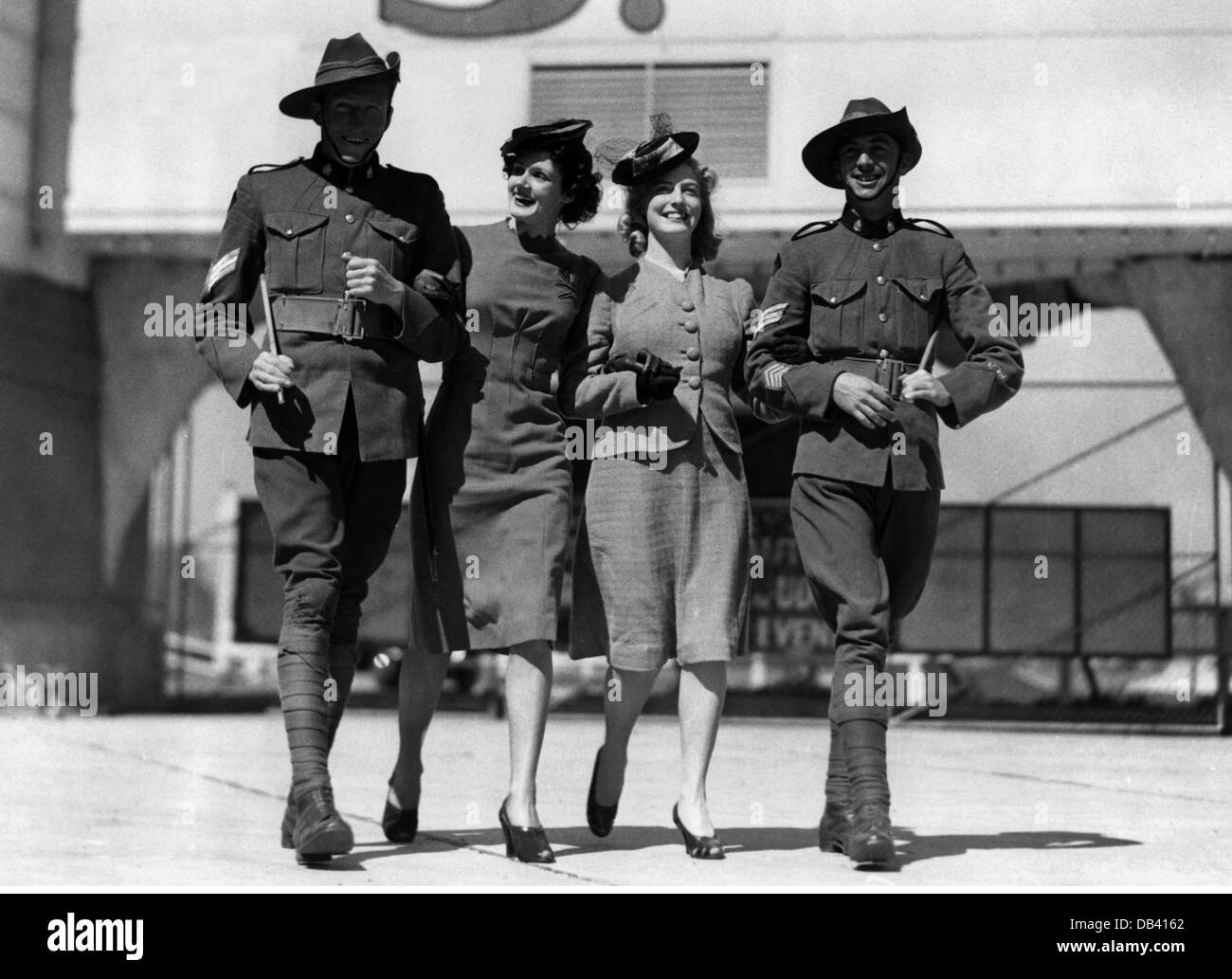 Militare, Australia, esercito, tempo libero, NCO del 17 ° Battaglione del nuovo Galles del Sud godendo di società femminile, Coney Island, Sidney, circa 1940, Additional-Rights-Clearences-non disponibile Foto Stock