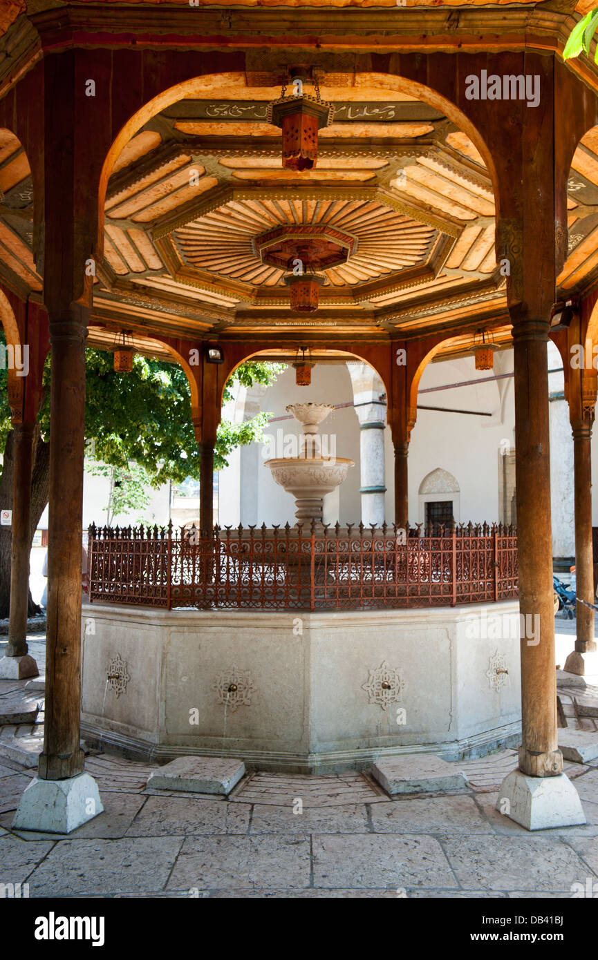 Fontana a Gazi Husrev- Bey moschea , costruito nel 1537 . Sarajevo. La Bosnia Erzegovina. Balcani .l'Europa. Foto Stock