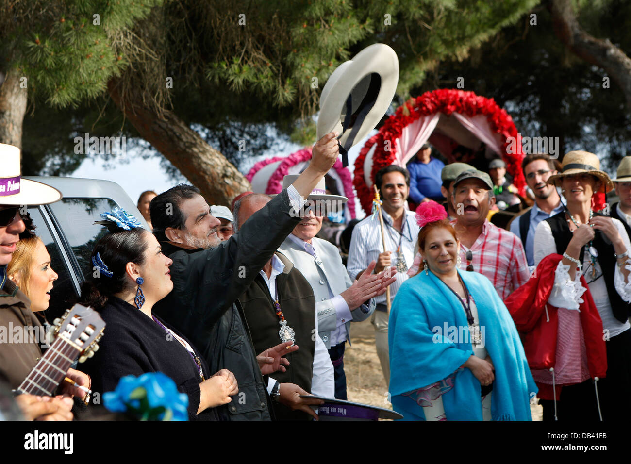 Cattolica spagnola Pellegrini cantano canzoni di dedizione alla Vergine Maria durante il pellegrinaggio a El Rocio in Andalusia Foto Stock
