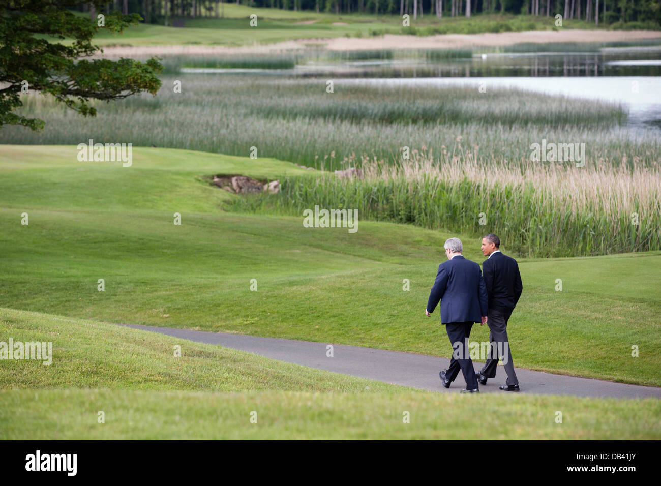 Il presidente Barack Obama passeggiate con il Primo Ministro Stephen Harper del Canada per motivi di Lough Erne Resort durante il Vertice del G8 a Enniskillen, Irlanda del Nord, 18 giugno 2013. Foto Stock