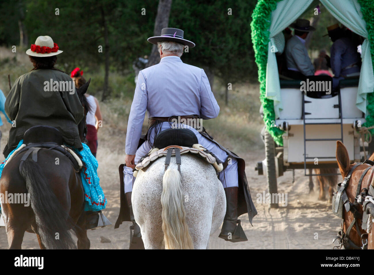 Piloti del Cavallino in Andalusia Spagna rendendo il cattolico annuale pellegrinaggio al santuario di El Rocio. Foto Stock