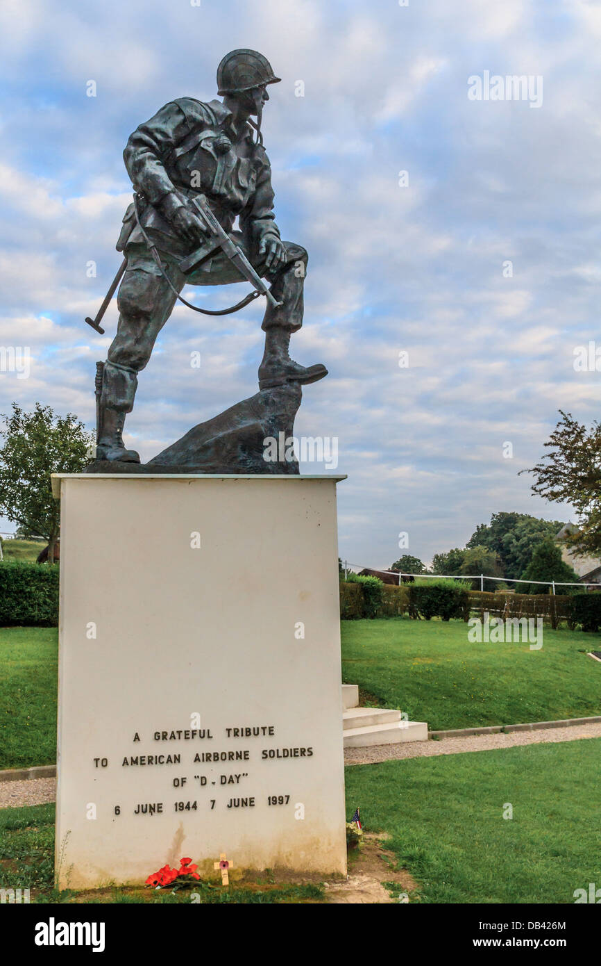Iron Mike statua commemorativa US airborne soldati durante l invasione della Normandia, Francia Foto Stock