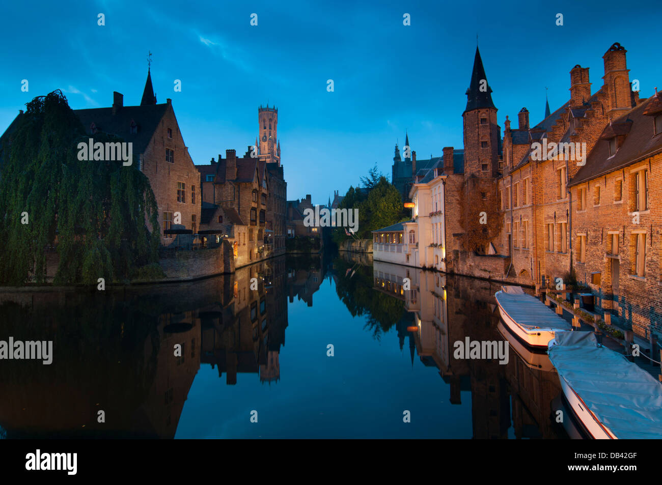 L'Europa, Belgio, Bruges, la torre Belfry riflessa nel canal crepuscolo Foto Stock L'Europa, Belgio, Bruges, la torre Belfry riflessa nel canal crepuscolo Foto Stock