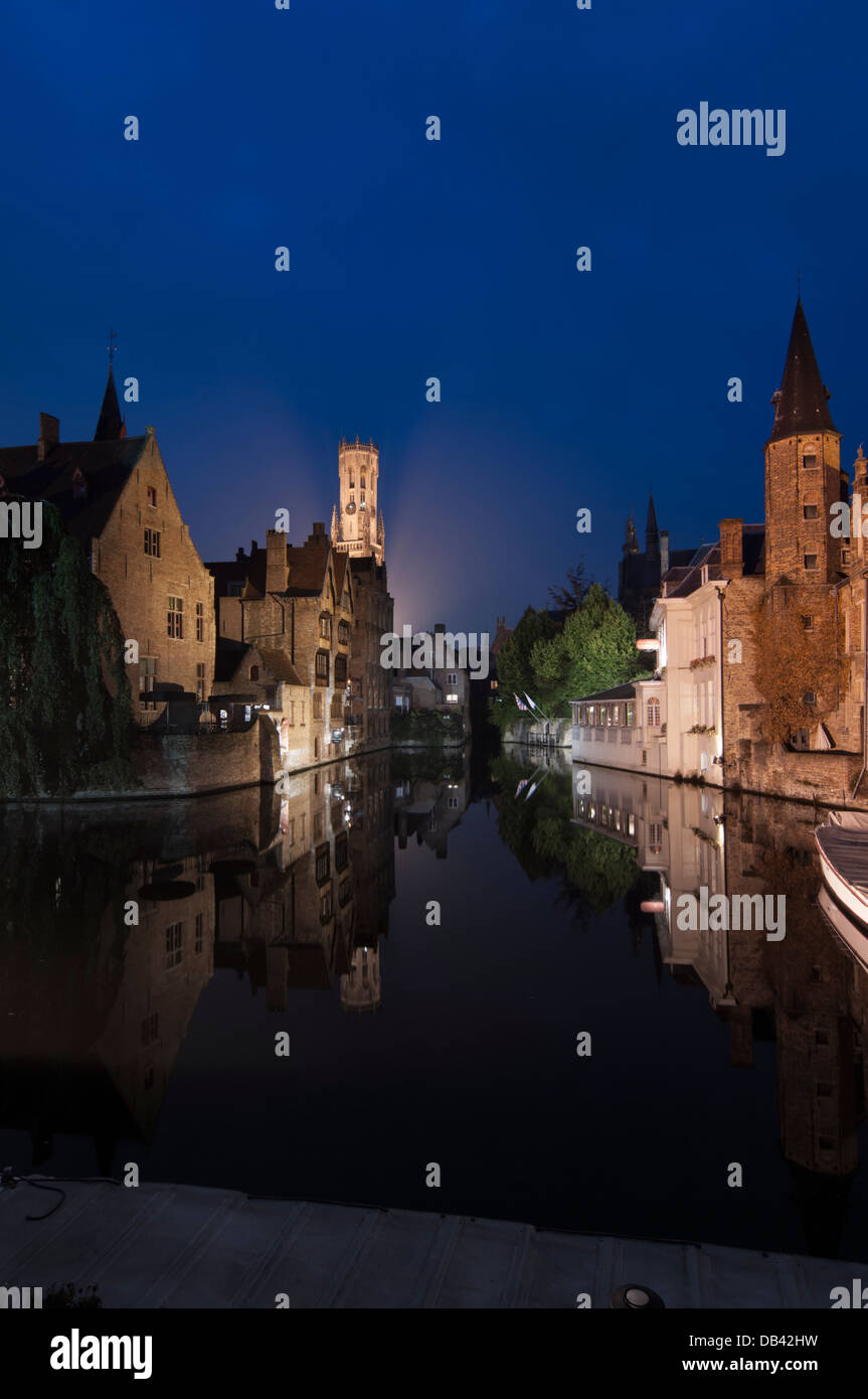 L'Europa, Belgio, Bruges, la torre Belfry riflessa nel canal crepuscolo Foto Stock L'Europa, Belgio, Bruges, la torre Belfry riflessa nel canal crepuscolo Foto Stock