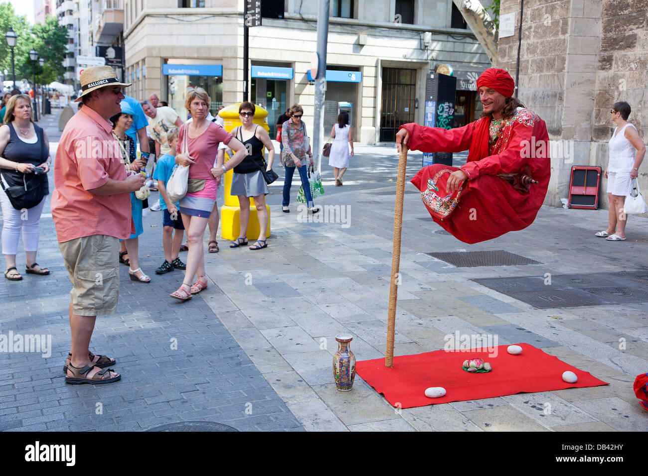 Che sfidano la forza di gravità è animatore di strada nella città di Palma di Maiorca Foto Stock