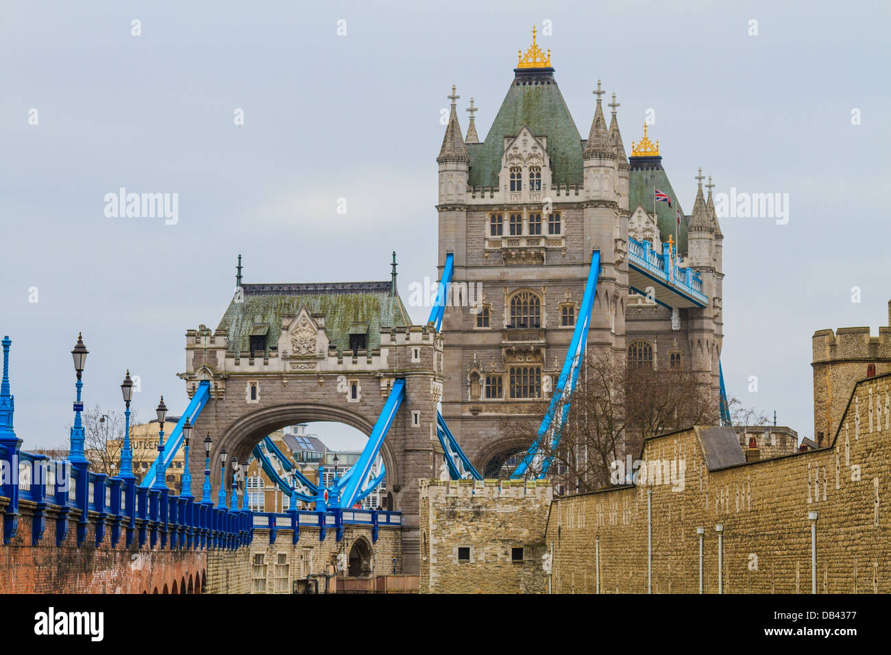 Il Tower Bridge vista laterale sul giorno di pioggia, London, Regno Unito Foto Stock