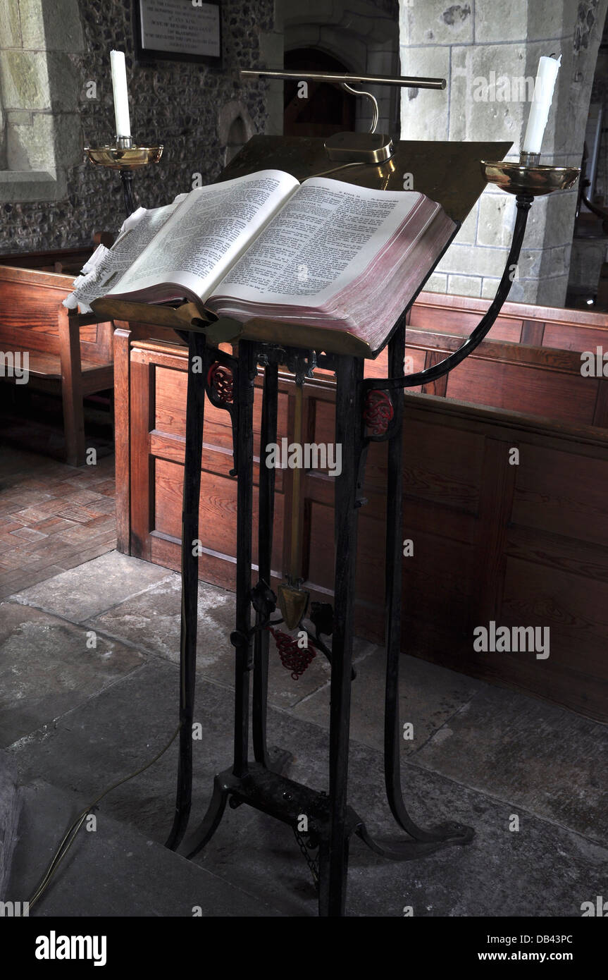 Un leggio in metallo in un villaggio chiesa Dorset Regno Unito Foto Stock