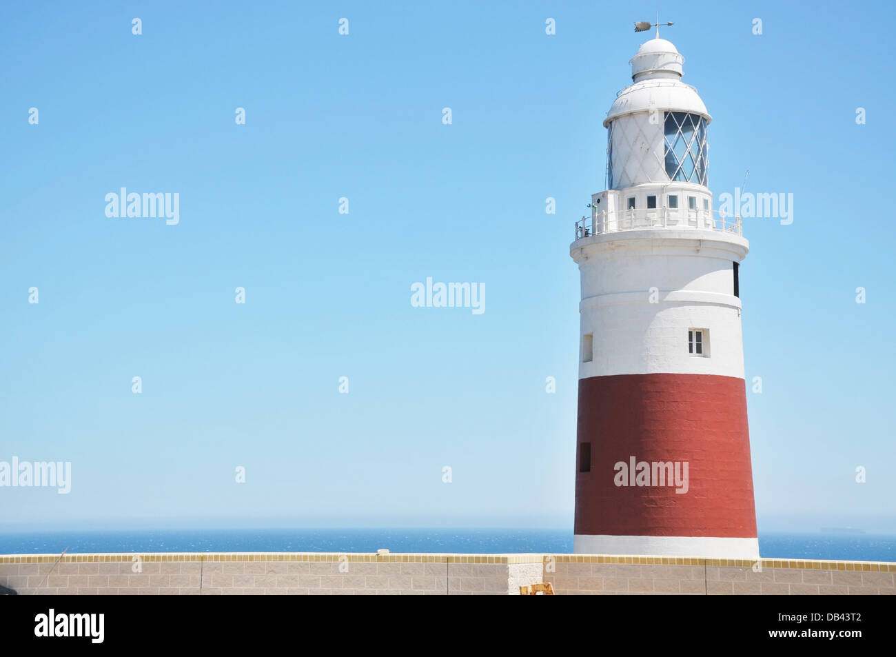 Trinità faro contro un cielo blu chiaro. Trinità faro si trova in Europa Point, Gibilterra. Foto Stock