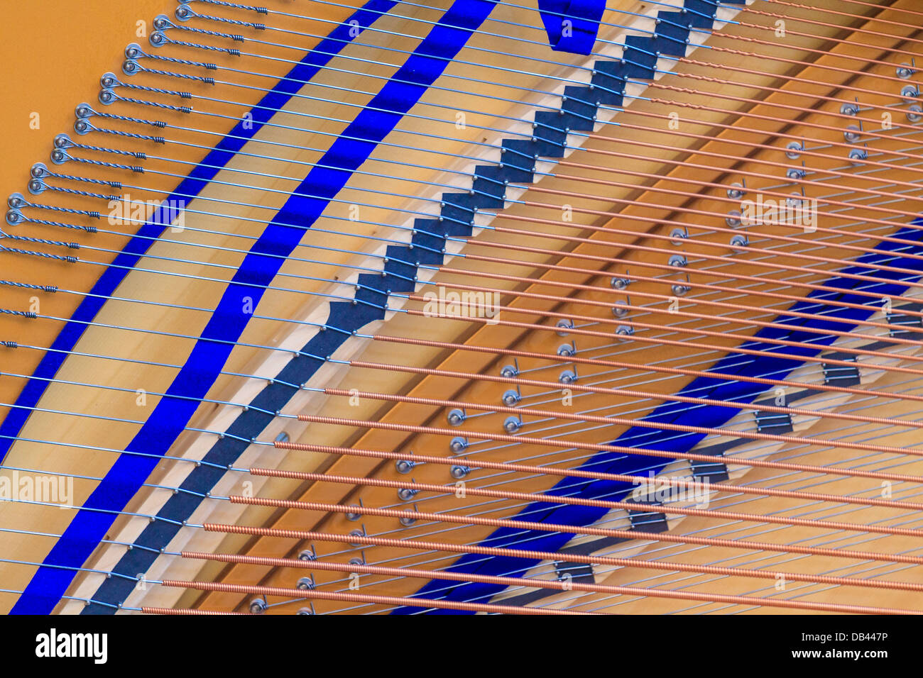 Interno di un pianoforte che mostra le stringhe e struttura (close up) Foto Stock
