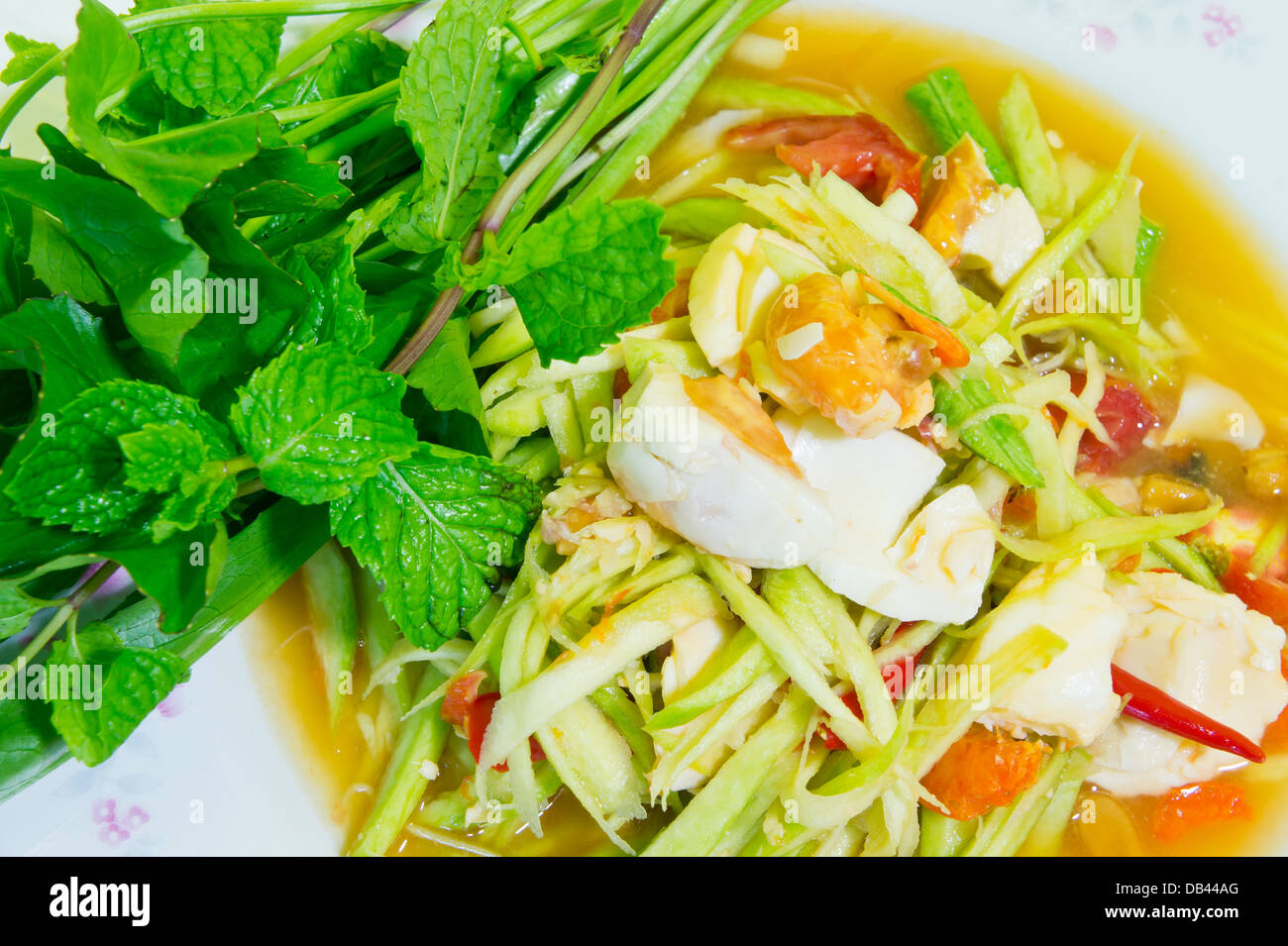 Il mango speziato con insalata di uova salate. Foto Stock