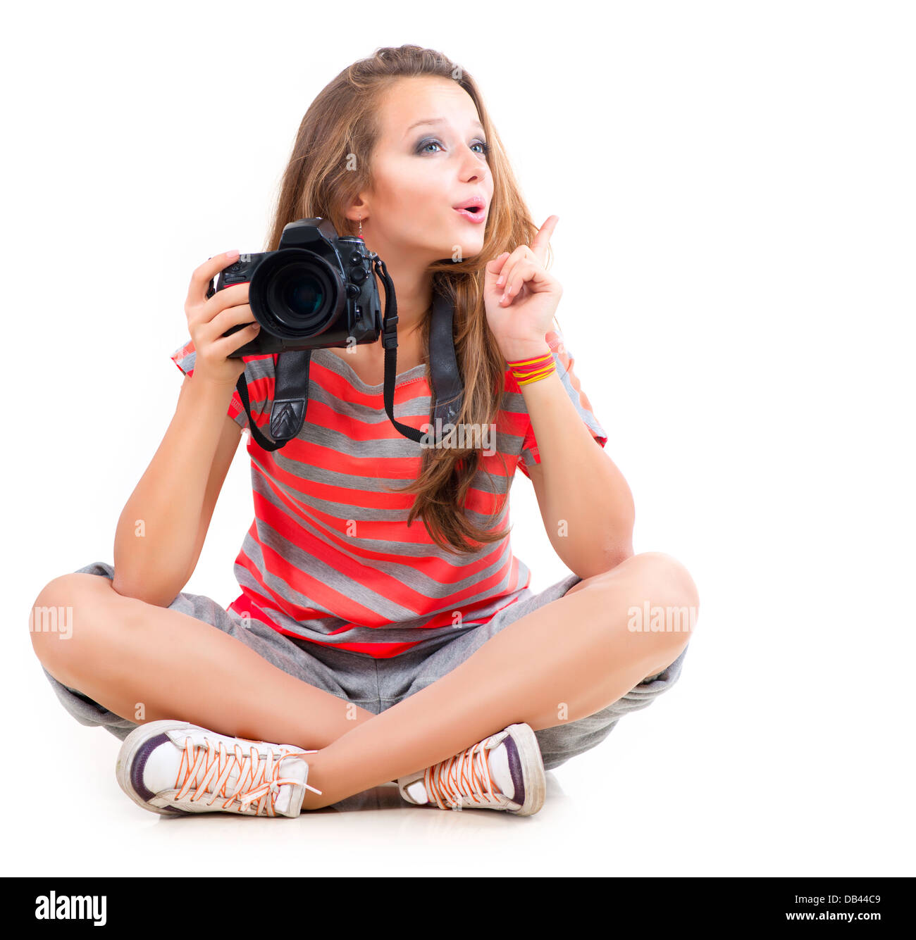 Ragazza con foto professionali telecamera. Isolato su bianco Foto Stock