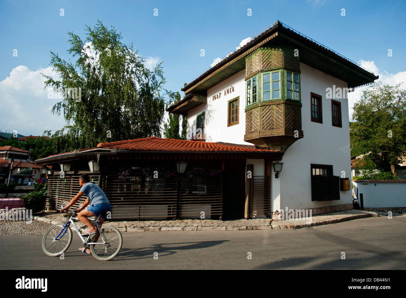 Nonostante la casa costruita in Ottoman stile residenziale .Bosnia Erzegovina. Balcani .l'Europa. Foto Stock